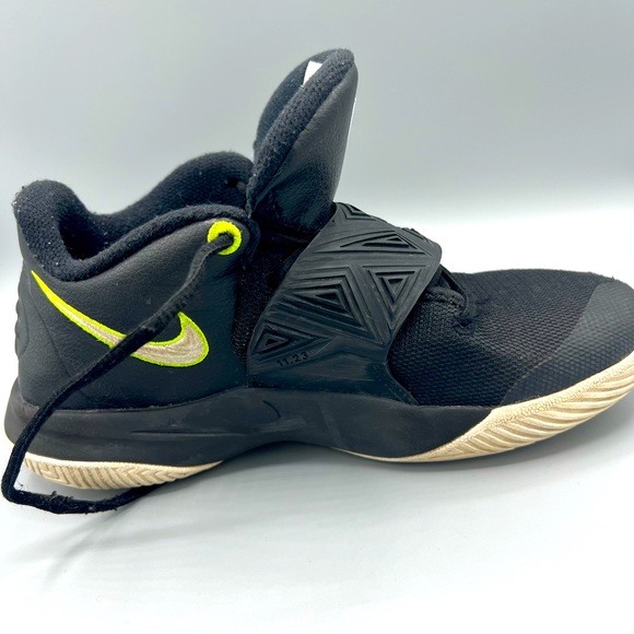 Nike Kyrie Flytrap III Basketball Sneakers Shoes Back Youth US Size 6Y - Picture 2 of 10